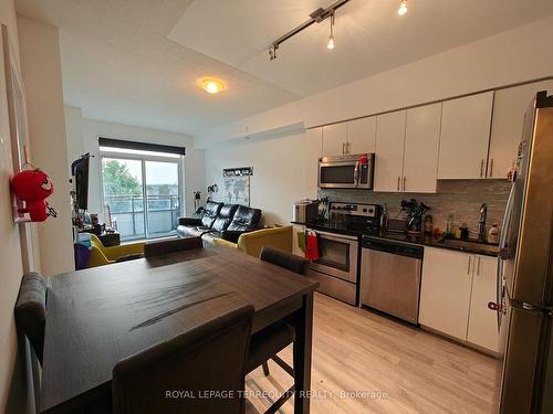 525-7900 Bathurst St, Vaughan, ON - Indoor Photo Showing Kitchen With Double Sink