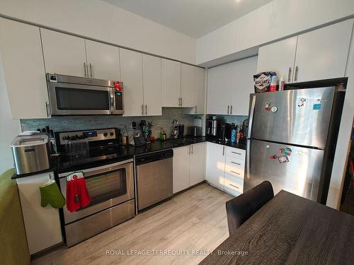 525-7900 Bathurst St, Vaughan, ON - Indoor Photo Showing Kitchen