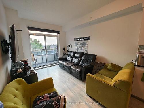 525-7900 Bathurst St, Vaughan, ON - Indoor Photo Showing Living Room