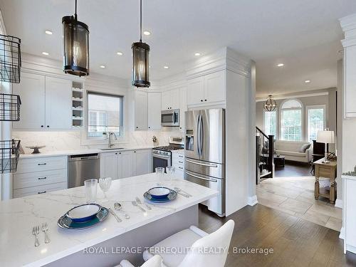 2187 Austin Crt, Burlington, ON - Indoor Photo Showing Kitchen With Upgraded Kitchen