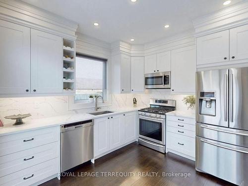 2187 Austin Crt, Burlington, ON - Indoor Photo Showing Kitchen With Upgraded Kitchen