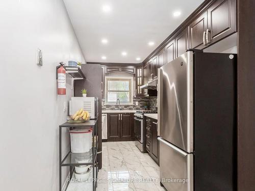 87 Fleetwood Cres, Brampton, ON - Indoor Photo Showing Kitchen