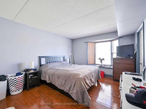 316-1451 Walker'S Line, Burlington, ON - Indoor Photo Showing Bedroom