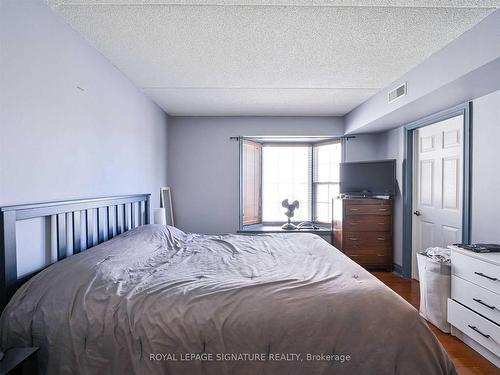 316-1451 Walker'S Line, Burlington, ON - Indoor Photo Showing Bedroom