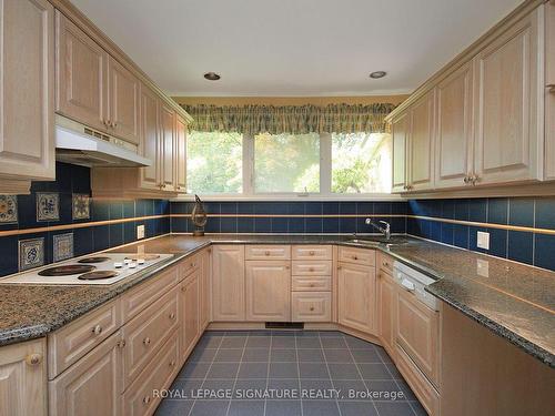 4 Bushbury Dr, Toronto, ON - Indoor Photo Showing Kitchen