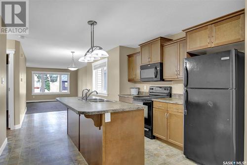 352 Smith Street, Regina, SK - Indoor Photo Showing Kitchen With Double Sink