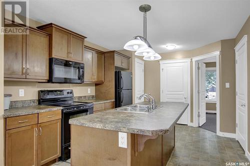 352 Smith Street, Regina, SK - Indoor Photo Showing Kitchen With Double Sink