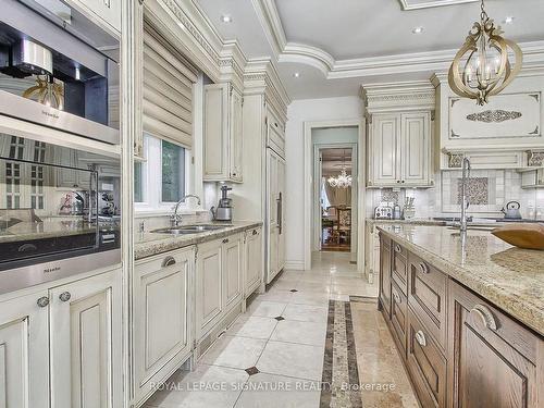 39 Fifeshire Rd, Toronto, ON - Indoor Photo Showing Kitchen With Double Sink