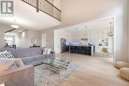 1507 Lakeport Crescent, Oakville, ON - Indoor Photo Showing Living Room