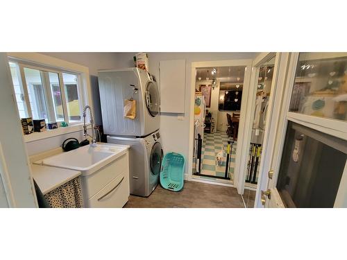 409 9Th Avenue, New Denver, BC - Indoor Photo Showing Laundry Room