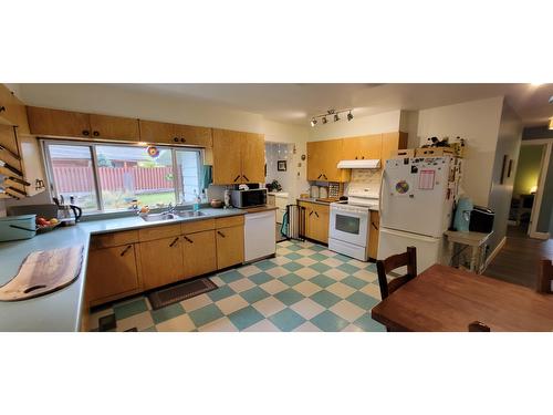 409 9Th Avenue, New Denver, BC - Indoor Photo Showing Kitchen With Double Sink