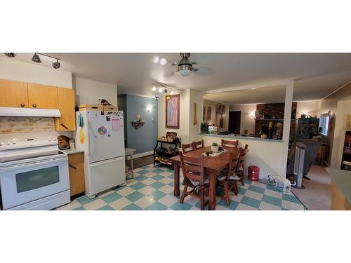 409 9Th Avenue, New Denver, BC - Indoor Photo Showing Kitchen