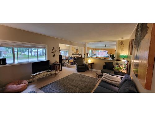 409 9Th Avenue, New Denver, BC - Indoor Photo Showing Living Room