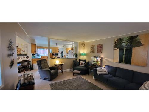 409 9Th Avenue, New Denver, BC - Indoor Photo Showing Living Room