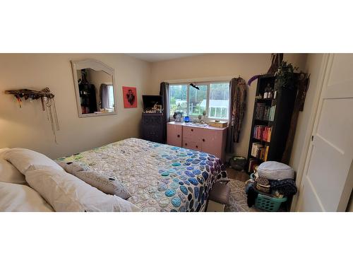 409 9Th Avenue, New Denver, BC - Indoor Photo Showing Bedroom