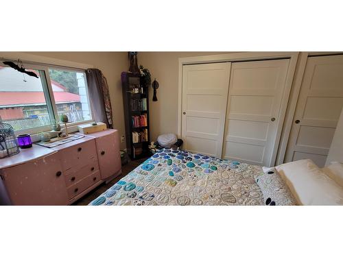 409 9Th Avenue, New Denver, BC - Indoor Photo Showing Bedroom