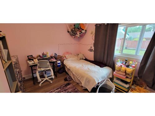 409 9Th Avenue, New Denver, BC - Indoor Photo Showing Bedroom