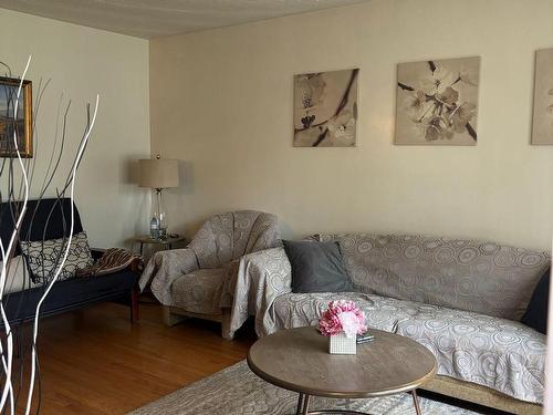 860 Olive Ave, Oshawa, ON - Indoor Photo Showing Living Room