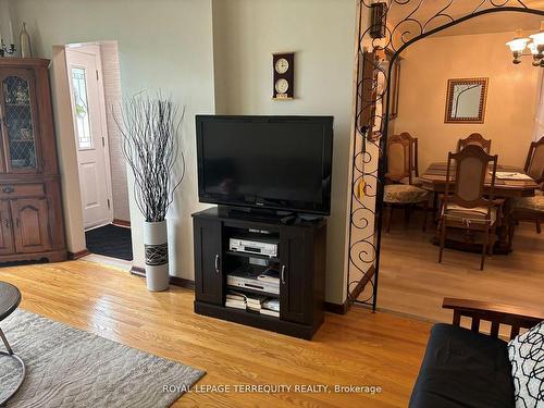 860 Olive Ave, Oshawa, ON - Indoor Photo Showing Living Room