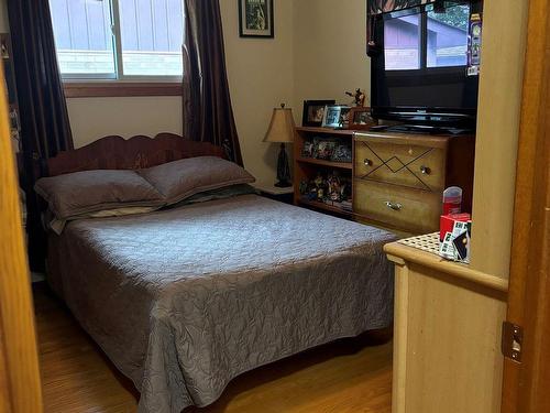 860 Olive Ave, Oshawa, ON - Indoor Photo Showing Bedroom