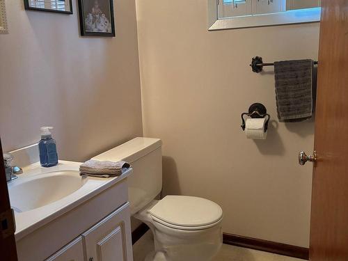 860 Olive Ave, Oshawa, ON - Indoor Photo Showing Bathroom