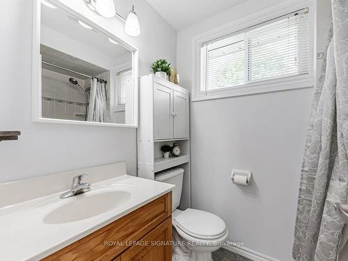 105 Bergen Rd, Toronto, ON - Indoor Photo Showing Bathroom