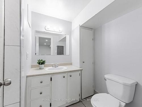 105 Bergen Rd, Toronto, ON - Indoor Photo Showing Bathroom