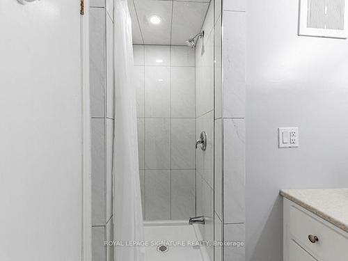 105 Bergen Rd, Toronto, ON - Indoor Photo Showing Bathroom