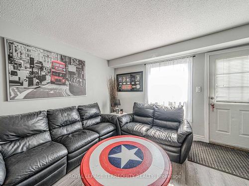 56-960 Glen St, Oshawa, ON - Indoor Photo Showing Living Room