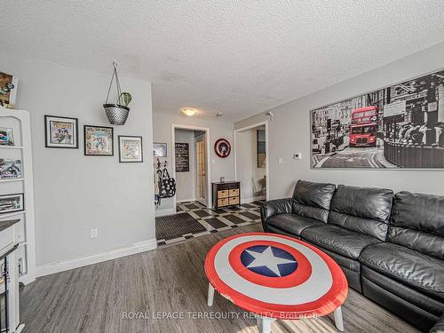 56-960 Glen St, Oshawa, ON - Indoor Photo Showing Living Room