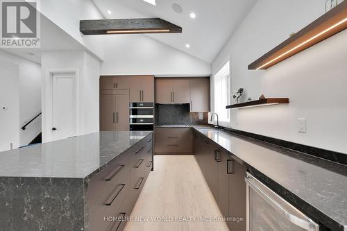 105 Murray Drive, Aurora, ON - Indoor Photo Showing Kitchen