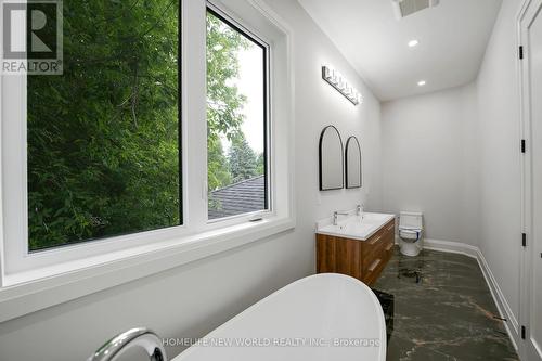 105 Murray Drive, Aurora, ON - Indoor Photo Showing Bathroom