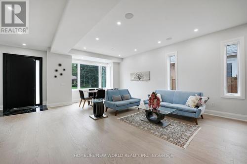 105 Murray Drive, Aurora, ON - Indoor Photo Showing Living Room