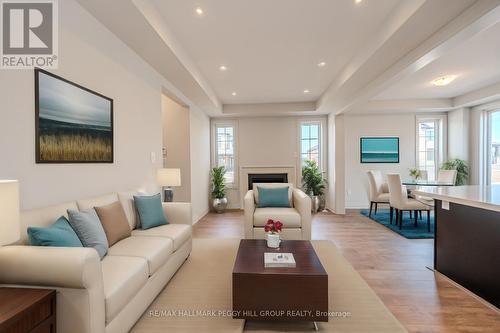 184 Durham Avenue, Barrie, ON - Indoor Photo Showing Living Room