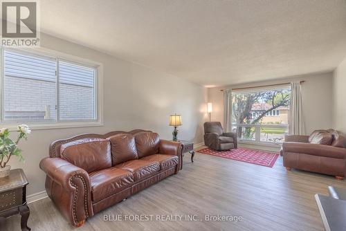 New LVP Floors Installed - 19 Archer Crescent, London, ON - Indoor Photo Showing Living Room