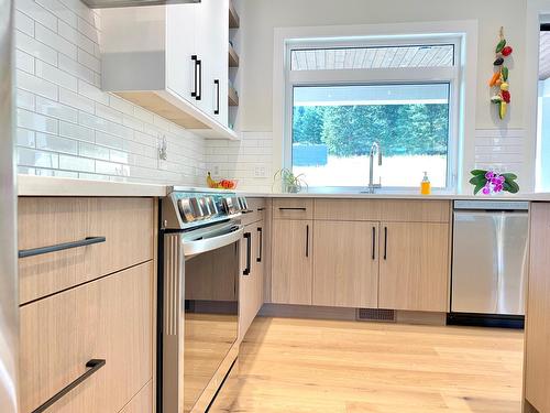 8761 Riverside Drive, Grand Forks, BC - Indoor Photo Showing Kitchen