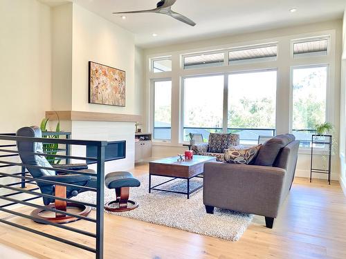 8761 Riverside Drive, Grand Forks, BC - Indoor Photo Showing Living Room