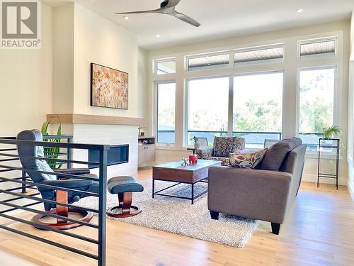 8761 Riverside Drive, Grand Forks, BC - Indoor Photo Showing Living Room