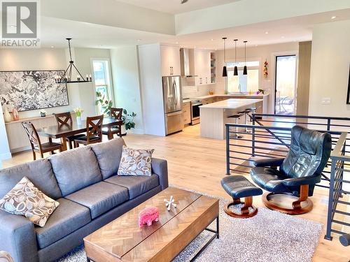 8761 Riverside Drive, Grand Forks, BC - Indoor Photo Showing Living Room