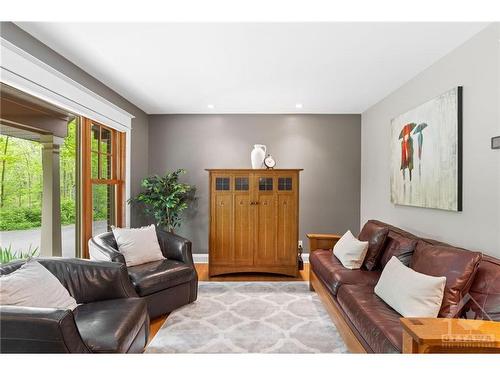 5527 Cedar Drive, Manotick, ON 