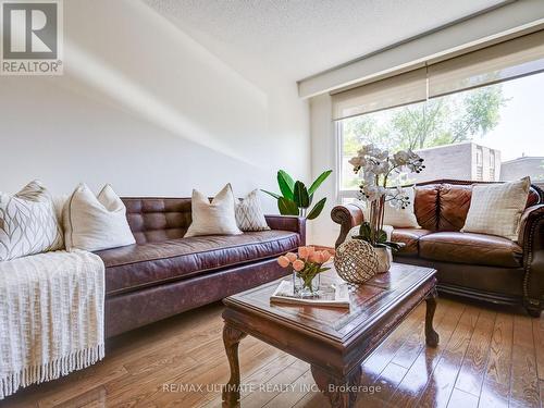 181 Rusty Crestway, Toronto, ON - Indoor Photo Showing Living Room