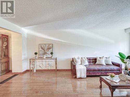 181 Rusty Crestway, Toronto, ON - Indoor Photo Showing Living Room