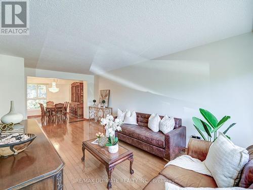 181 Rusty Crestway, Toronto, ON - Indoor Photo Showing Living Room