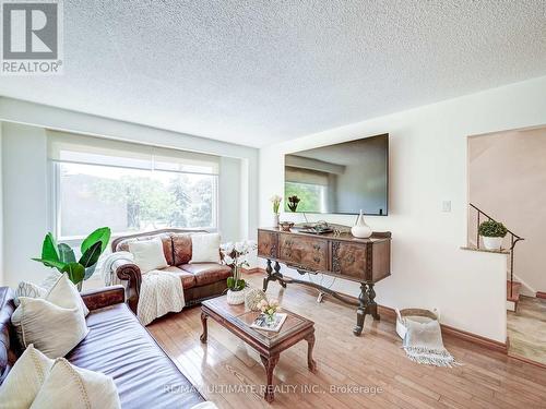 181 Rusty Crestway, Toronto, ON - Indoor Photo Showing Living Room