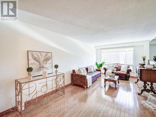 181 Rusty Crestway, Toronto, ON - Indoor Photo Showing Living Room