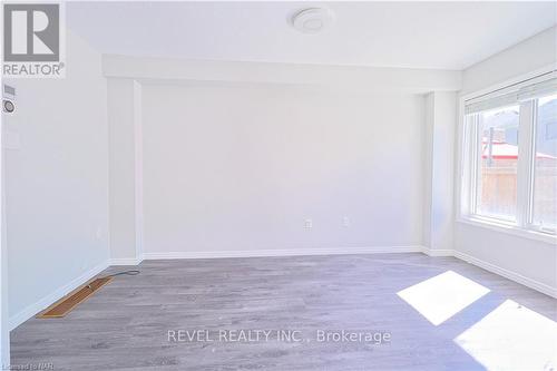 8176 Blue Ash Lane, Niagara Falls, ON - Indoor Photo Showing Other Room