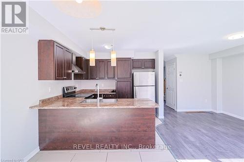 8176 Blue Ash Lane, Niagara Falls, ON - Indoor Photo Showing Kitchen With Double Sink