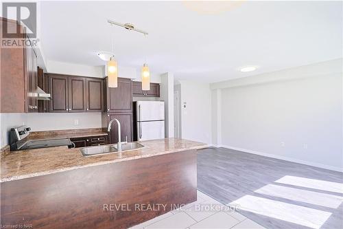 8176 Blue Ash Lane, Niagara Falls, ON - Indoor Photo Showing Kitchen With Double Sink