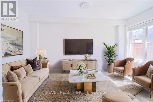 8176 Blue Ash Lane, Niagara Falls, ON - Indoor Photo Showing Living Room