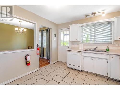 830 Cactus Road, Kelowna, BC - Indoor Photo Showing Kitchen With Double Sink